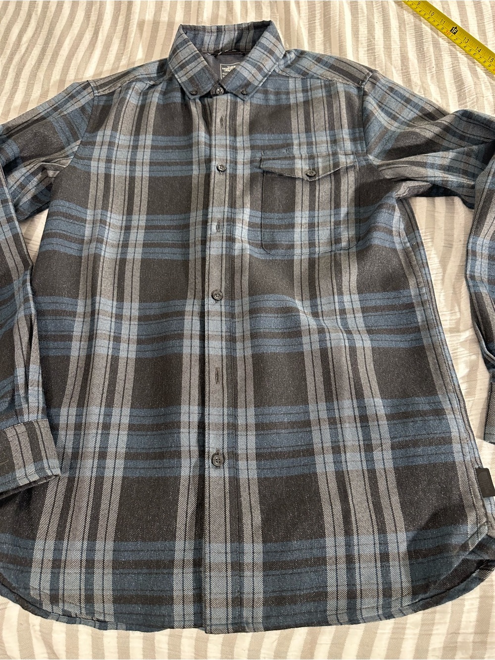 The North Face Men’s Dark Gray Plaid Sport shirt size Small, Excellent